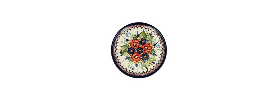 Ceramika bolesławiecka charakteryzuje się tym, że dekoracje wykonywane są ręcznie przy pomocy stempli oraz malowane pędzlem