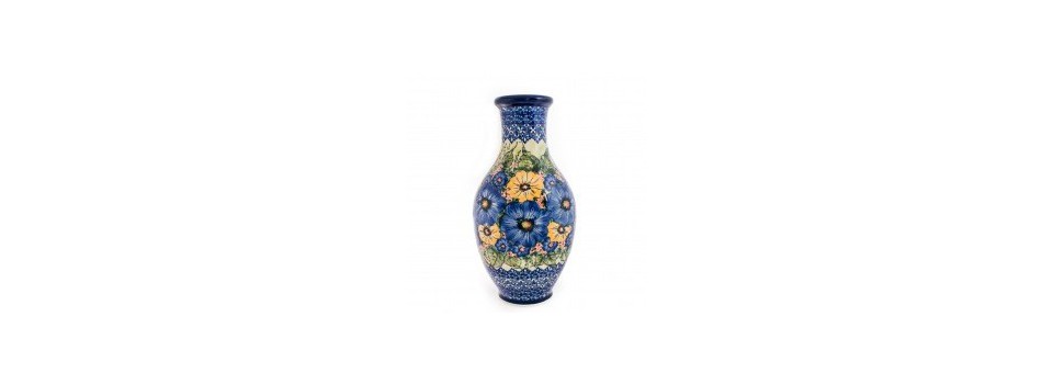 Ceramika Bolesławiec obejmuje szeroki przekrój naczyń oraz asortyment dekoracyjny